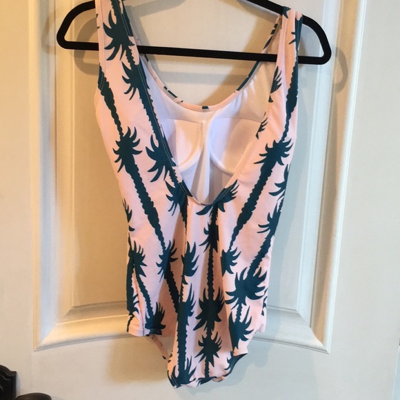 Stevie Hender Swim wear! 2018 Palm Beach suit 🌴👙 - Picture 3 of 5